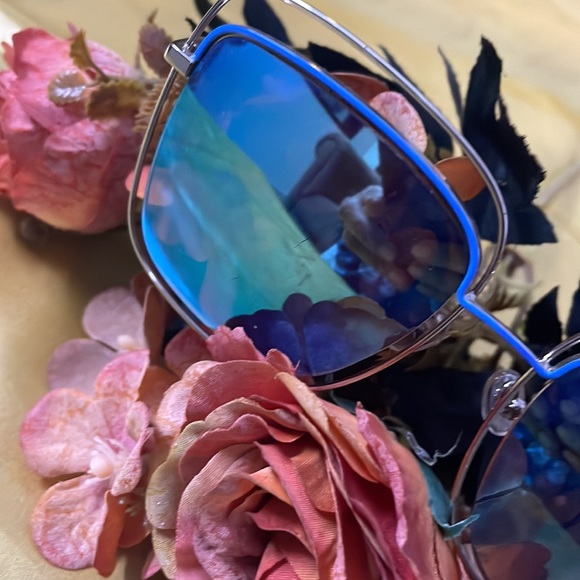 Blue glasses 🤓 - Picture 4 of 6